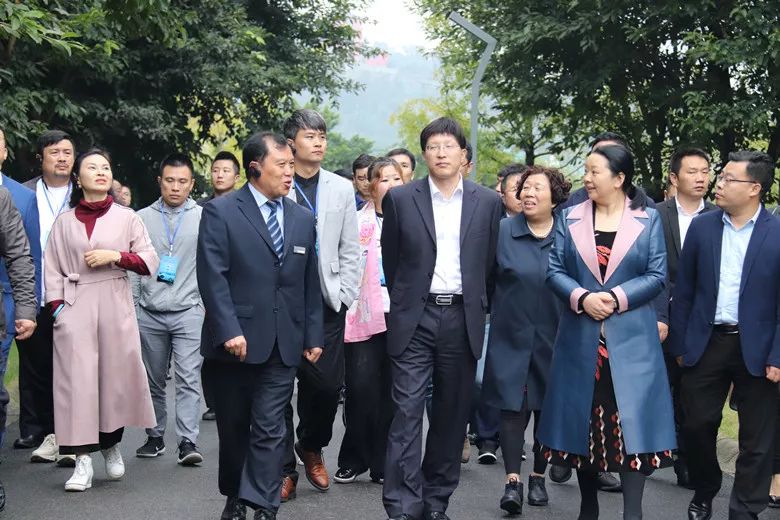 【聚焦天立】?jī)?nèi)江市級(jí)領(lǐng)導(dǎo)及優(yōu)秀青年企業(yè)家走進(jìn)內(nèi)江天立  為天立品質(zhì)教育點(diǎn)贊！